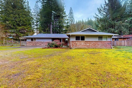 2BR lakefront home Washer Dryerock, firepit, wood stove, AC