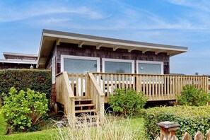 A modern house with a wooden deck, a covered porch, and a well-maintained garden. - Beautiful 1BR Oceanview Dog Friendly (Pacific Beach)