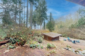 A cabin with a wooden deck and outdoor seating. - 2 BR cabin with Hood Canal views (Hansville)