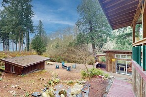 A cabin with a deck, outdoor seating, and a fire pit. - 2 BR cabin with Hood Canal views (Hansville)