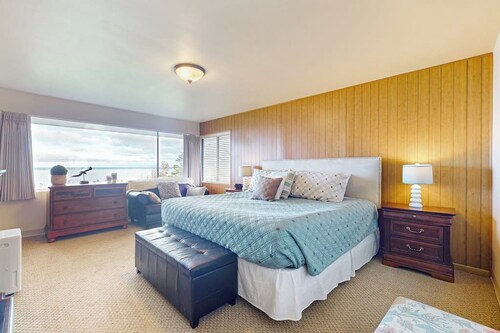 4BR Home with bay and mountain views, beach access