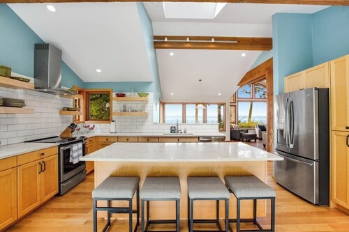 Gorgeous 3BR on 10 acres with amazing ocean view