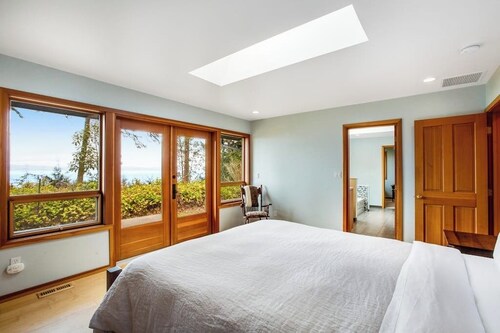 Gorgeous 3BR on 10 acres with amazing ocean view
