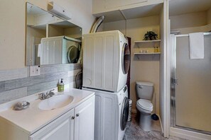Bathroom - 1BR Bayview Dog Friendly | Patio | Firepit | W/D (Gig Harbor)