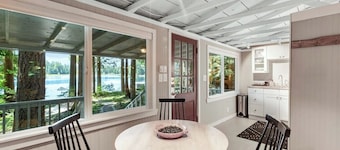 Luxe Studio Lakefront - Dock - Deck - Firepit