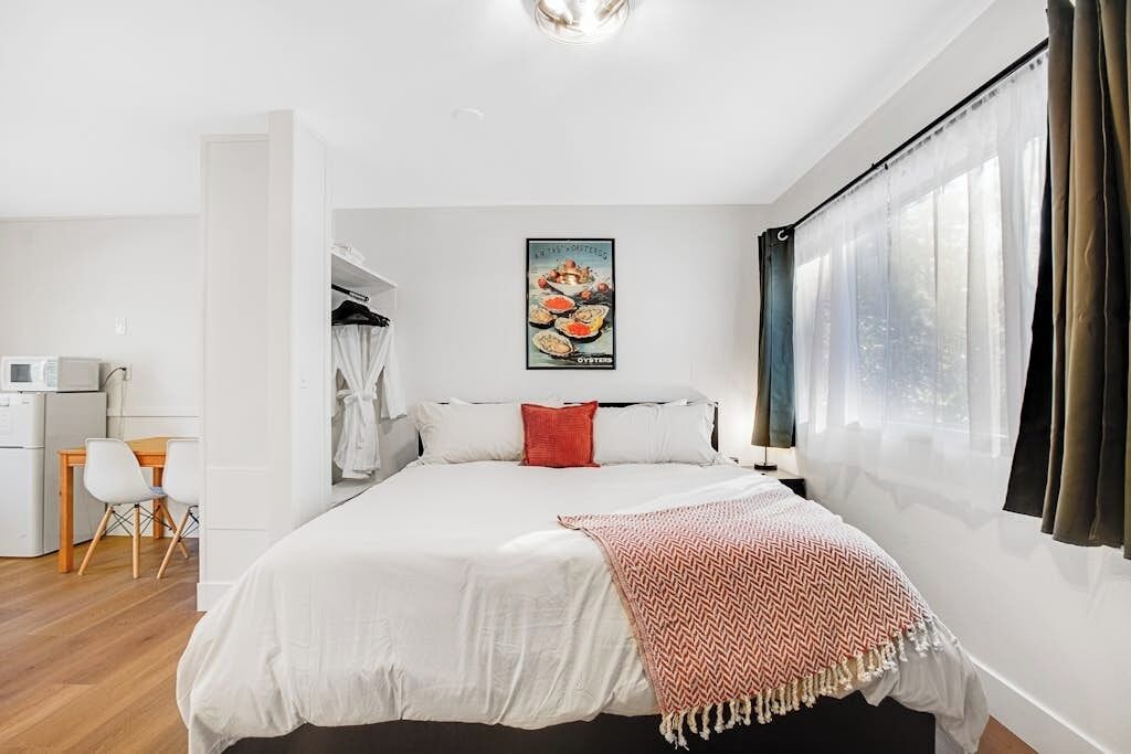 Une chambre d’hôtel moderne équipée d’un lit, d’un bureau et d’une armoire.