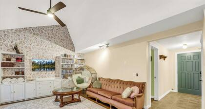 Charming, dog-friendly 3BR with tennis and pickleball