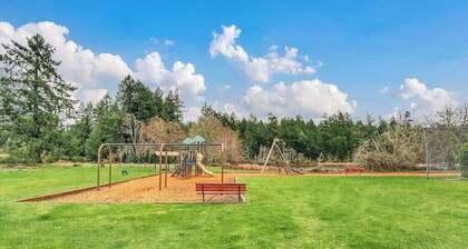 Charming, dog-friendly 3BR with tennis and pickleball