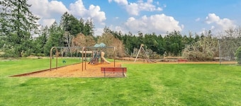 Charming, dog-friendly 3BR with tennis and pickleball