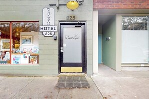 Entrada de un hotel con un letrero que indica el nombre 'The Washington' y el número '825'.