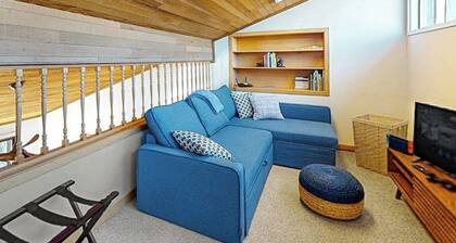 Lovely bayview 2BR with pickleball, hot tub, pools