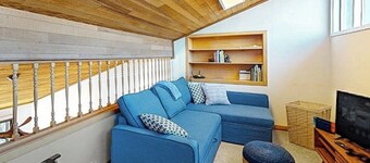 Lovely bayview 2BR with pickleball, hot tub, pools