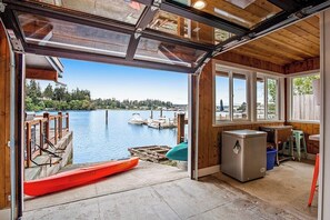 Eine Garage mit Seeblick, einem Kajak und einem Kühlschrank.