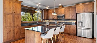 4BR mountain-view house withhome office & fireplace