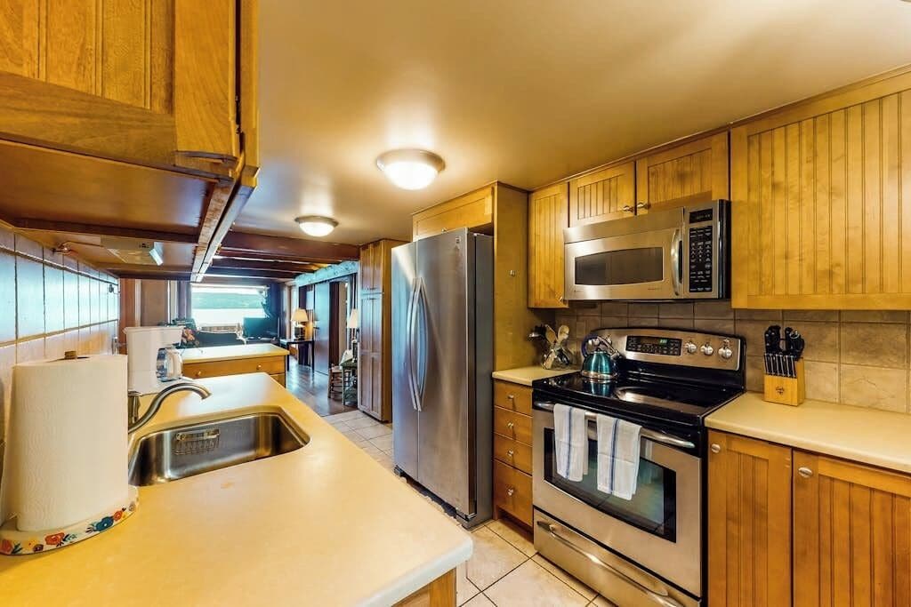 Coffee/tea maker, fridge, microwave, oven