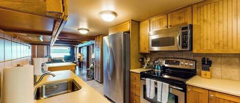 Coffee/tea maker, fridge, microwave, oven