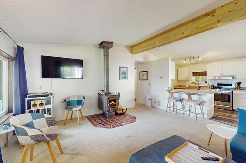 2 BR water view house, dog friendly amenities
