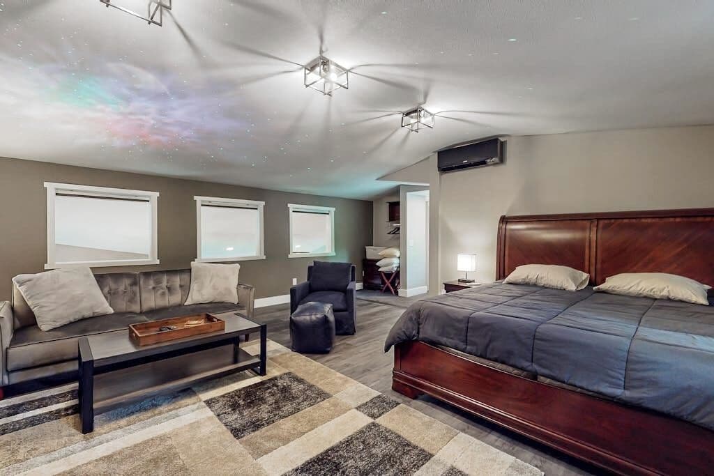 Desk, iron/ironing board, WiFi, bed sheets