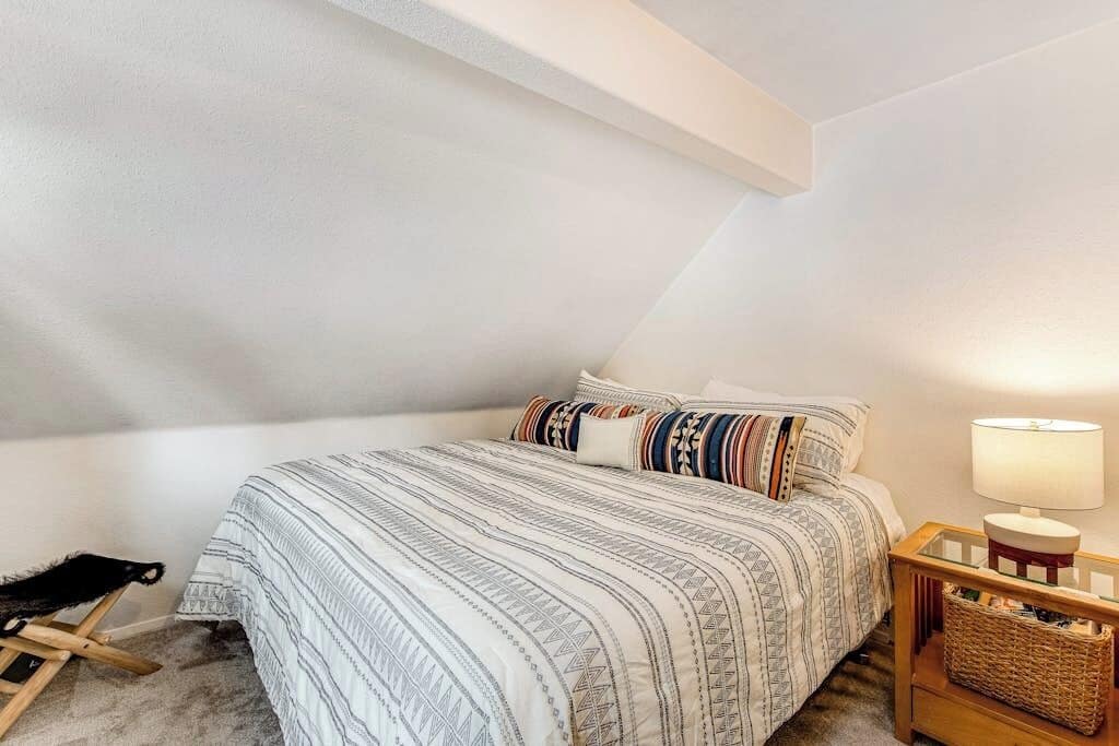 Een strijkplank/strijkijzer, wifi, beddengoed