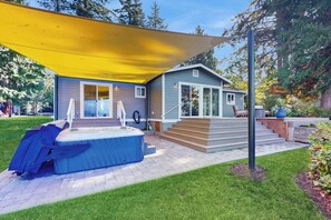 A modern house with a hot tub, a covered patio, and a staircase leading to the entrance. - 1 BR home with private hot tub and dog friendly (Kingston)