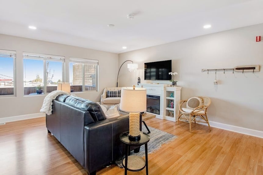 Modern Studio Bayview 2nd-floor - Balcony - Port Angeles, WA
