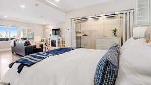 Ett modernt sovrum med en stor säng, en rymlig klädkammare och utsikt över staden.