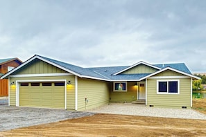 A single-story house with a garage, a front porch, and a small attached shed. - 2 BR Home right on the lake with grill, fire pit (Cle Elum)
