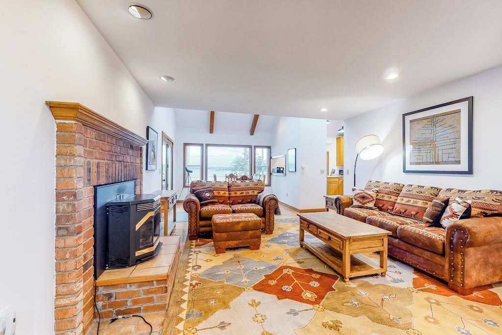 TV, fireplace, offices