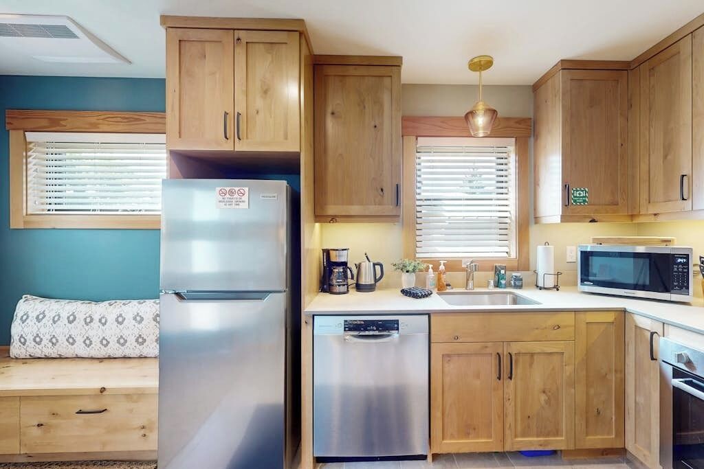 Coffee/tea maker, fridge, microwave, oven