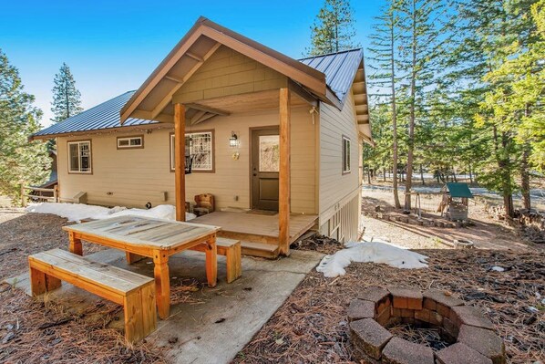 A cabin with a porch, a fire pit, and a picnic table. - Custom 3BR - Balcony - Washer Dryer (Ronald)