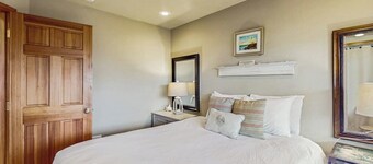 Oceanview 3BR - Balcony - Fireplace - Dog Friendly