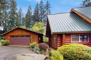 A log cabin with a garage and a separate building with a metal roof. - 3BR lakefront home with game room and kayaks (Olympia)