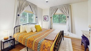 Room - 3BR water view home, pet and family friendly (Raymond)