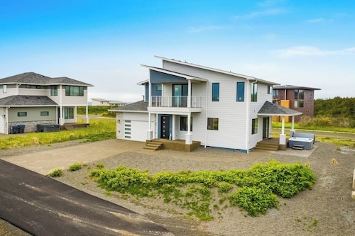 3BR dog friendly getaway with a game room