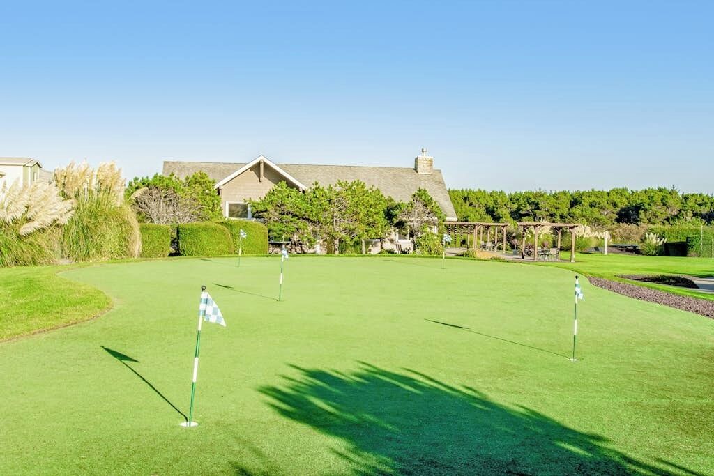 Ein Golfplatz mit Clubhaus und gepflegtem Rasen.