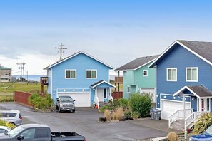 A residential area with two-story houses, each with a garage. - 3BR Oceanview - Balcony - Firepit - Washer Dryer (Pacific Beach)