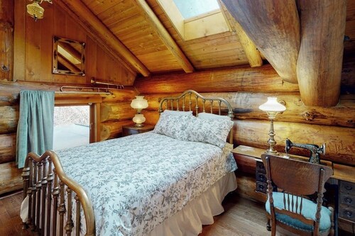Unique 2BR Mountainview - Wood Stove - Balcony
