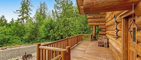 Eine Holzhütte mit einer Holzterrasse und einem Metallgeländer.