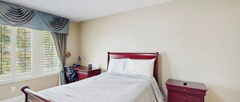 Escritorio, tabla de planchar con plancha, wifi y ropa de cama