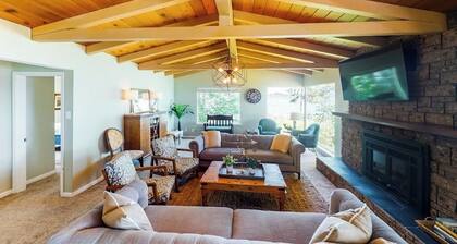 3BR waterfront oasis with fireplace & deck views