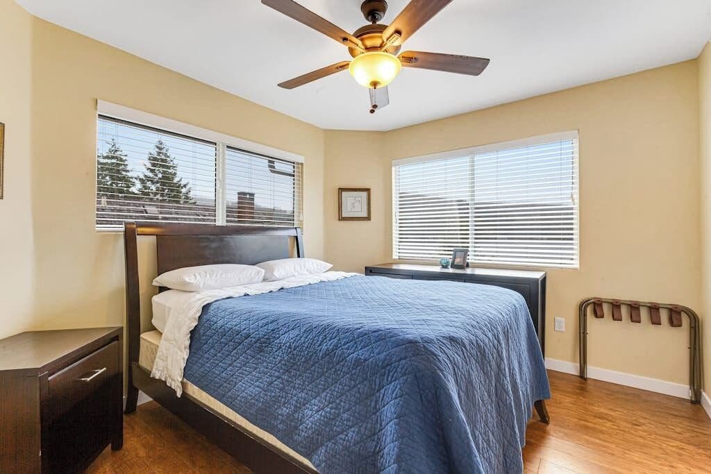 Desk, iron/ironing board, travel cot, WiFi