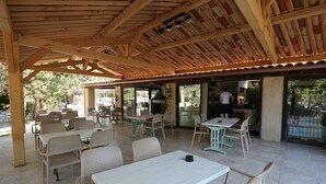 Outdoor dining - Holiday Home 'La Bergerie De L'Ostriconi' with Mountain View, Shared Pool and Air Conditioning (Palasca)