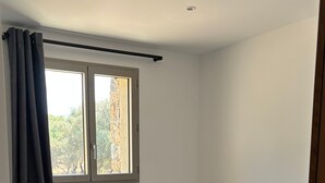 Room - Holiday Home 'La Bergerie De L'Ostriconi' with Mountain View, Shared Pool and Air Conditioning (Palasca)