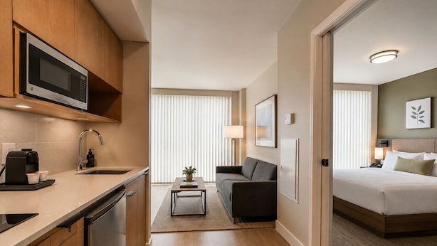 Studio - Embervale Hotel & Suites (Toronto)