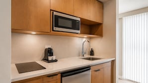 Studio | Private kitchen - Embervale Hotel & Suites (Toronto)