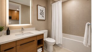 Studio | Bathroom - Embervale Hotel & Suites (Toronto)
