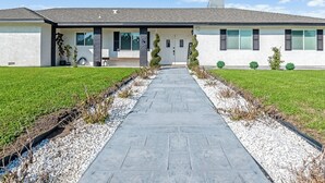 Exterior - Casa Luna, Modern Comfort (Visalia)