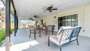 Outdoor dining - Casa Luna, Modern Comfort (Visalia)
