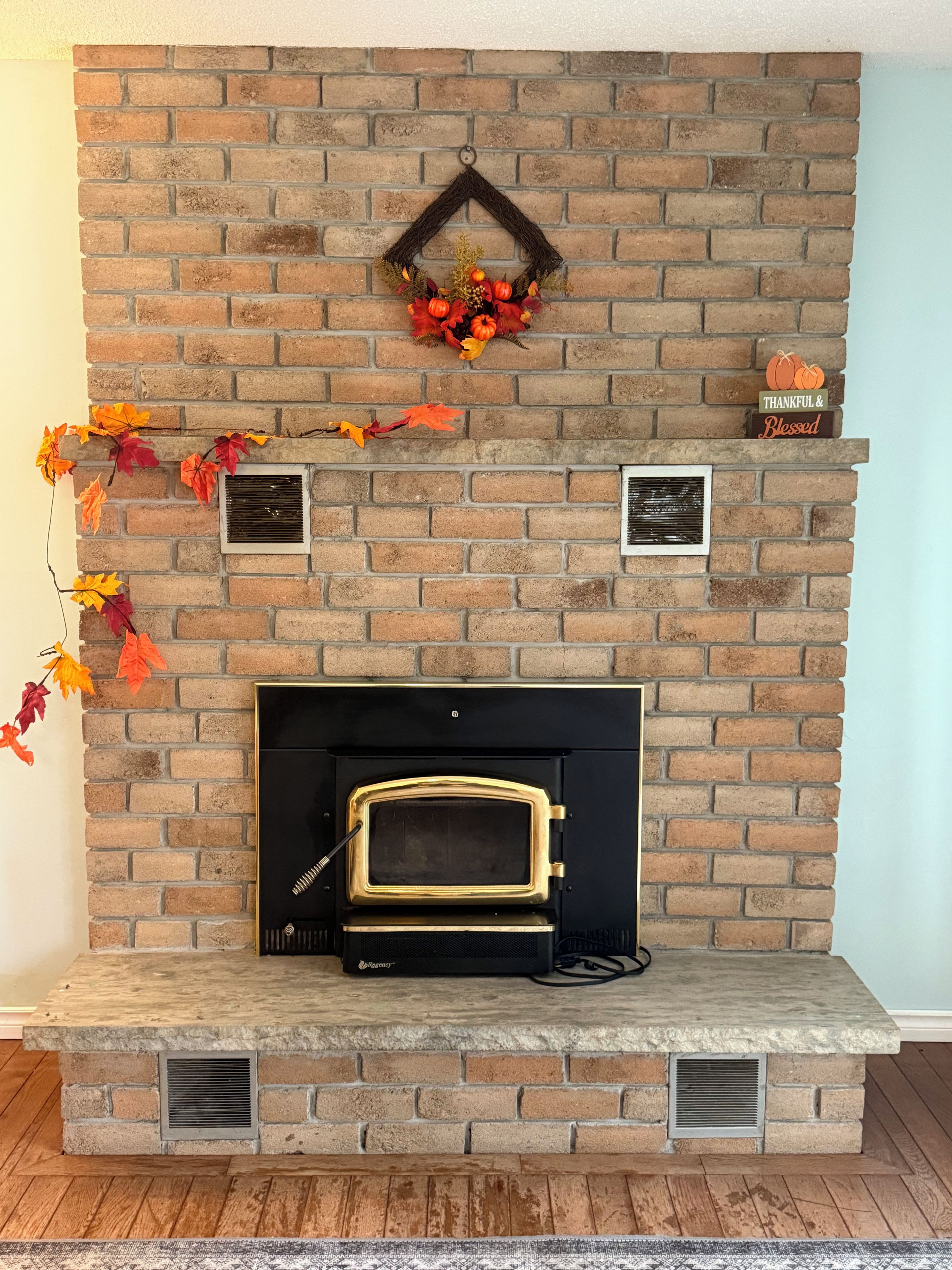 Una chimenea de ladrillo con horno integrado, detalles decorativos y un fuste.
