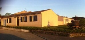 A single-story building with a flat roof, a small porch, and a clear sky. - "Océane" Villa, with private pool, sleeps 10 (Grospierres)